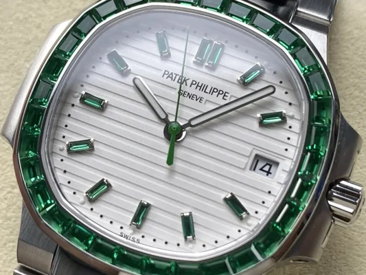 AAAAA Replica Patek Philippe Nautilus 5711 White Dial Green Gemstone Bezel 40mm Automatic Stainless Steel Luxury Watch Dial Close-up
