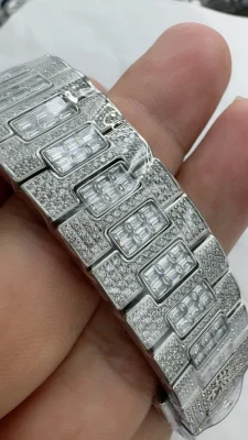 Patek Philippe Nautilus 5711 Replica Full Diamond-Style – 40mm 904L Stainless Steel, Pavé Silver Dial, Baguette-Set Bezel & BraceletDetailed product image