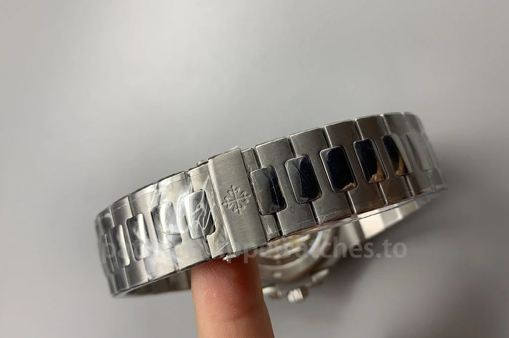 Patek Philippe Nautilus 5711/112P-001 Replica 40mm men's luxury watch with 904L stainless steel bracelet and folding clasp