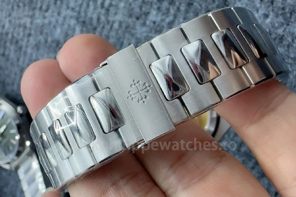 Patek Philippe Nautilus 5711/1A-014 Replica 40mm stainless steel integrated bracelet with brushed and polished links and folding clasp