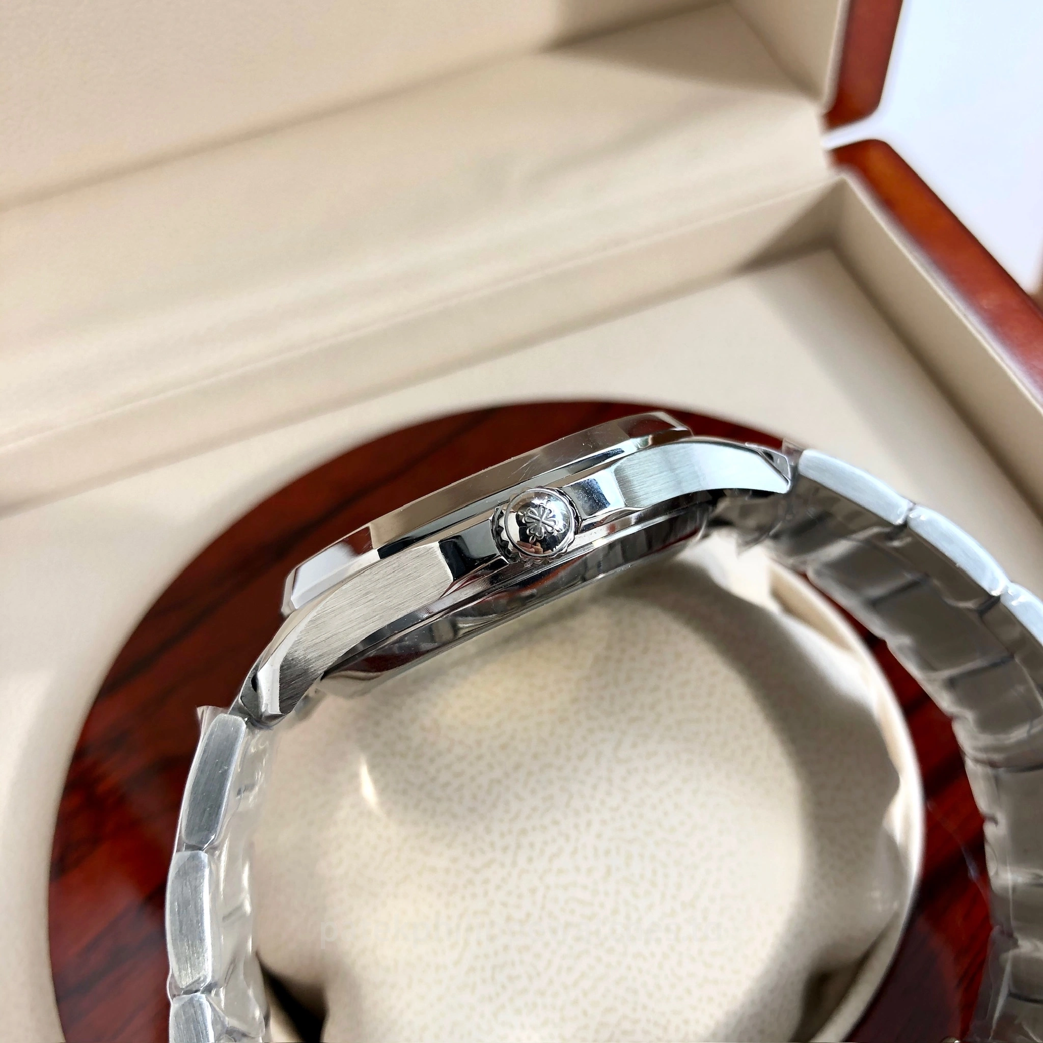 pp-aquanaut-5167-1a-001 (8) Replica Patek Philippe Aquanaut 5167/1A-001 40.8mm Stainless Steel Deep Blue Dial Men’s Watch - Right Side