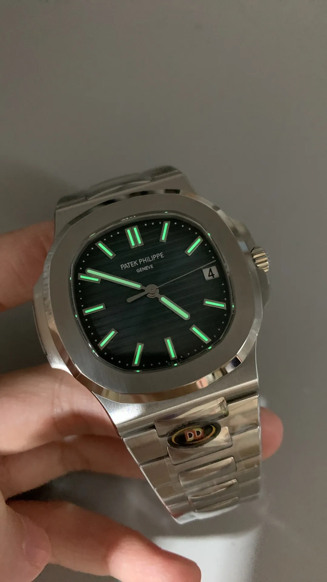 pp-nautilus-5711-330 (6) Patek Philippe Nautilus 5711/1A-001 Super Clone 40mm Stainless Steel Gradient Blue Dial - Luminescence